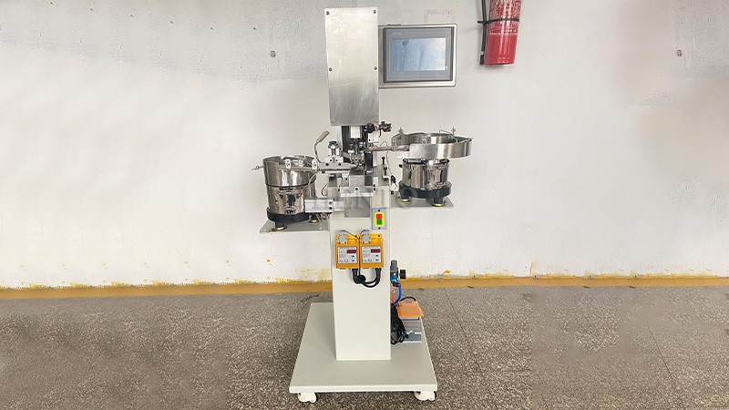 Snap Button Attaching Machine